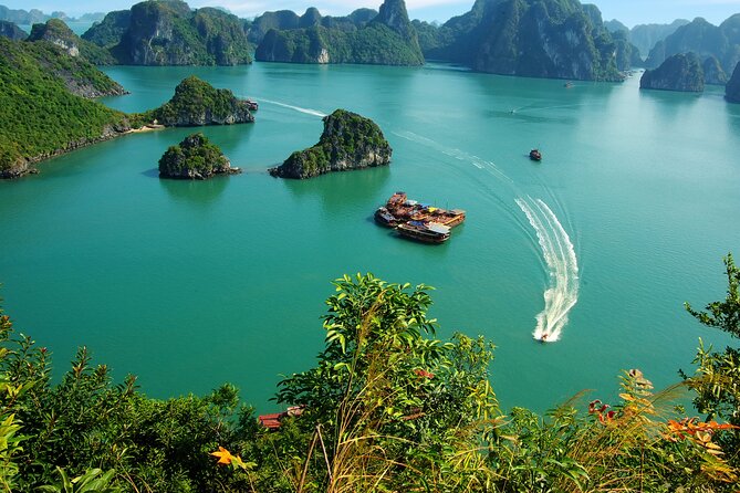 2-Day In Halong Bay Cruise With Transfer From Hanoi - Guide, group size, and pacing: why your morning matters