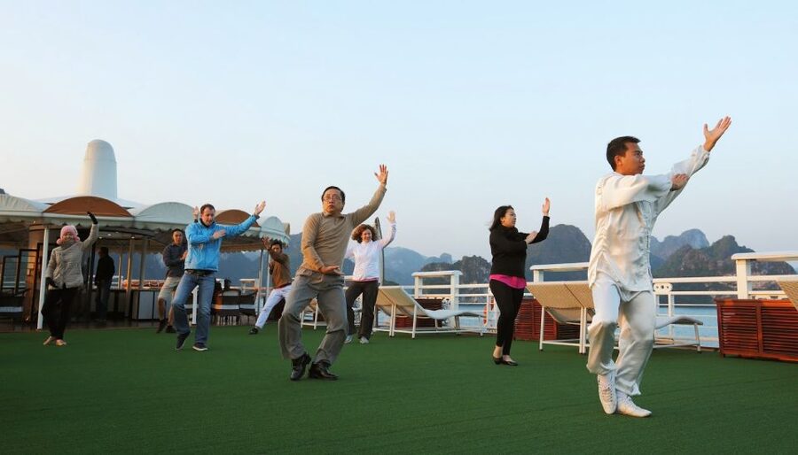 2-Day On 5 Star Cruise Halong Bay with Meals and Kayaking - Meals onboard: what’s included, what to watch, how it feels