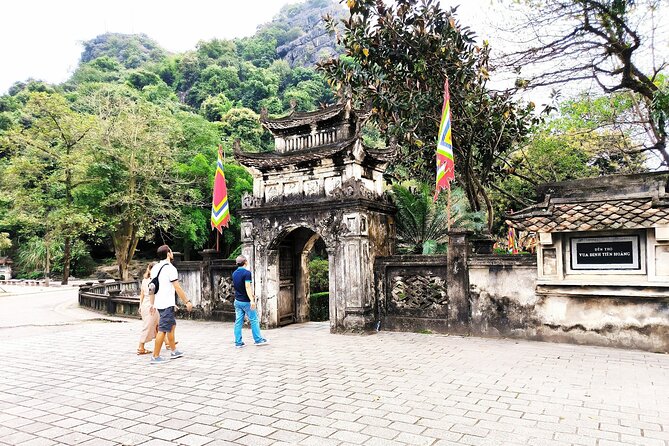 2 Day Private Tour in Ninh Binh with Mini Resort or 4 Star Hotel - Day 1 cycling through rice fields and a three-generation family visit