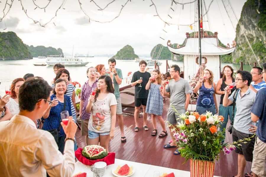 2-Day Royal Palace Ha Long Bay & Ti Top Island Cruise - Day 1: seafood lunch, karst cliffs, kayaking, and Ti Top Island