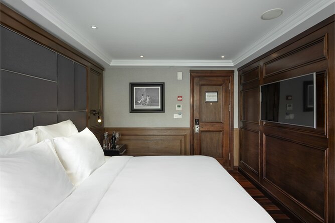 2 Days Tour of Halong Bay by Hera Cruise from Hanoi - Tuan Chau Island and your first big bay meal on the water