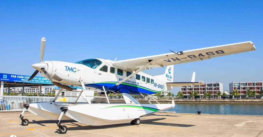 25 minutes sightseeing flight in Halong Bay by Seaplane - What the flight feels like in the air