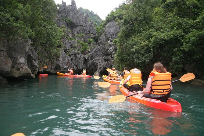 3-Day Cruise Relaxing and Kayaking on Oriental Sails - Day 1: lunch on the move, Sung Sot, Ti Top, then sunset cooking