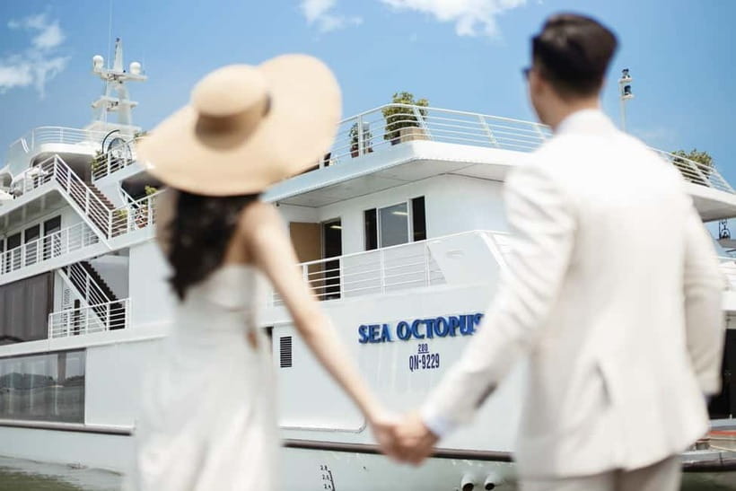 7 hours to discover HaLong Bay on Luxury Day Cruise - Back onboard for lunch: two restaurants, multiple ways to eat
