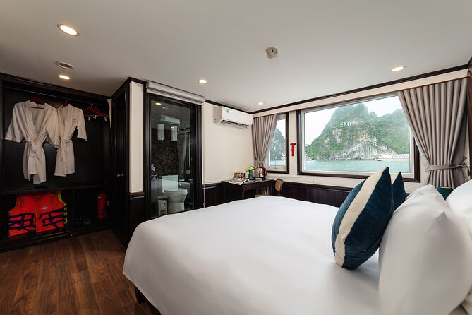 Amanda Cruise - Luxury Unique Halong Bay Cruise (2D1N Tour) - Food and hospitality: how dinner and staff tone set the mood