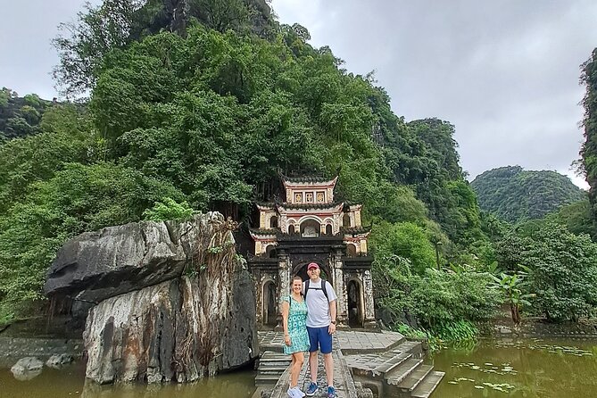 Amazing Ninh Binh Day Tour: Mua Cave - Tam Coc - Hoa Lu - Tam Coc Sampan Ride and Bich Dong Pagoda Time
