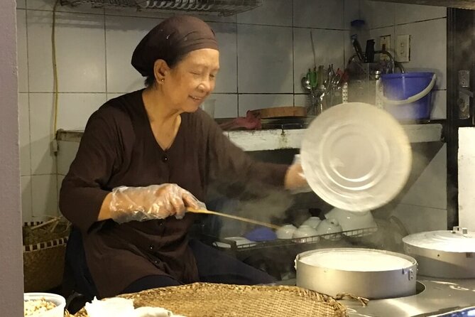 Authentic taste of Hanoi, food tour with a local foodie - Eating in alleys, on tiny chairs, with chopsticks