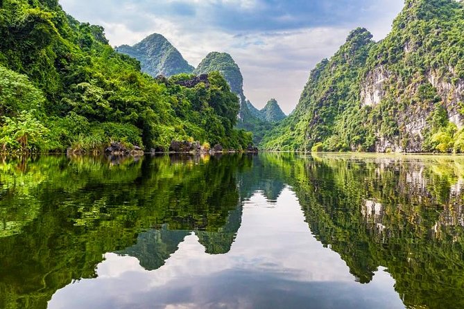 Bai Dinh - Trang An - Mua Cave Small Group Tour - Limousine Bus - Lunch in Ninh Binh, buffet style with vegetarian options
