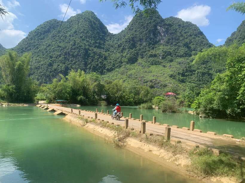 Ban Gioc Waterfall - God Eyes Mountain 1 Day By Car - Ngao Cave (Tiger Cave): stone columns and animal-like shapes