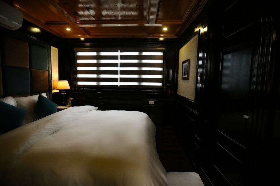 BestSeller - 2 Day 5-Star Overnight Cruise of Highest Safety - Day 2 Morning: Frog Pond Exploring and a Fast Return to Hanoi