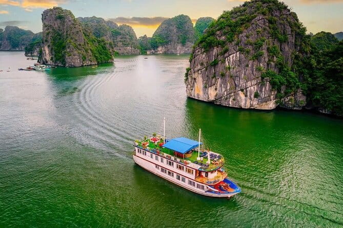 Cat Ba: Lan Ha Bay & Ha Long Bay Boat Trip, biking, kayakin,lunch - Lunch on Board: Vietnamese Food, Seafood, and Vegetarian Options