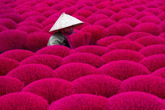Colors of Incense village Quang Phu Cau - Village conversations matter, and James and Mike set the tone