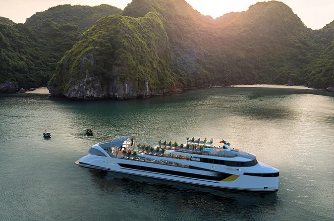 Dolphin Cruise – Experience Halong Bay in Timeless Luxury - Hang Luon Cave (13:30 to 14:45): Kayak or Sampan Through the Tunnel Route