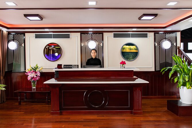 Dora Cruise - Luxury 5 Star Cruise in Halong Bay & Lan Ha Bay (2D1N) - Your evening onboard: sunset party, cooking class, jacuzzi, and squid fishing
