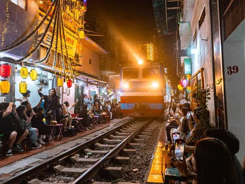 (EN/JP)Private tour with a local friend & Train Street visit - Train Street Close-Up in Hanoi With Hung