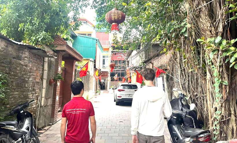 Explore Bat trang village & Ceramics factories / local guide - Bat Trang Traditional Village: time for shopping with better taste