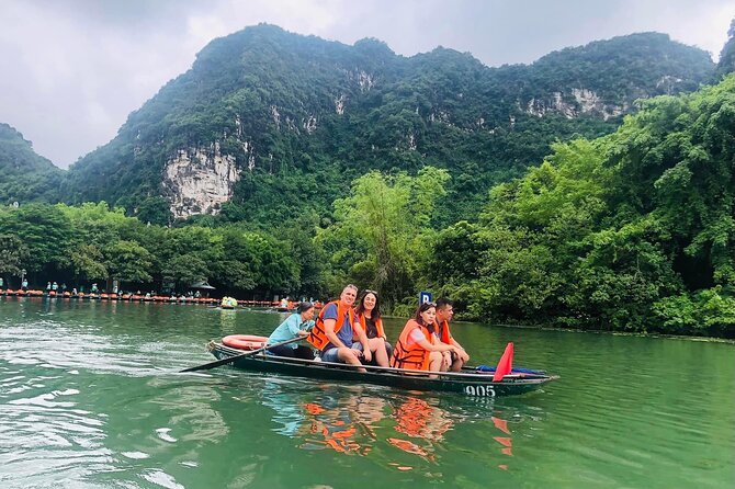 Exploring Bai Dinh Pagoda -Trang An -Mua Cave with Buffet Lunch 1 Day From Hanoi - Bai Dinh Pagoda and the Buddha Sanctuary, up close