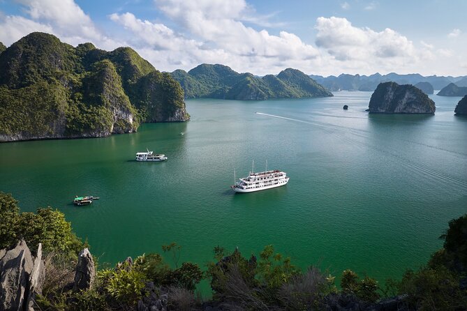Featured: All-Inclusive OVERNIGHT Halong Cruises - many options - Staff and organization: what you can expect from the human part