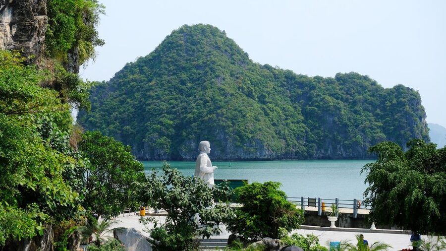 From Hanoi: 1 -Day Halong Bay Cruise With Big & Small Groups - Surprising Cave (Sung Sot): Halong’s big cave moment, built for walking