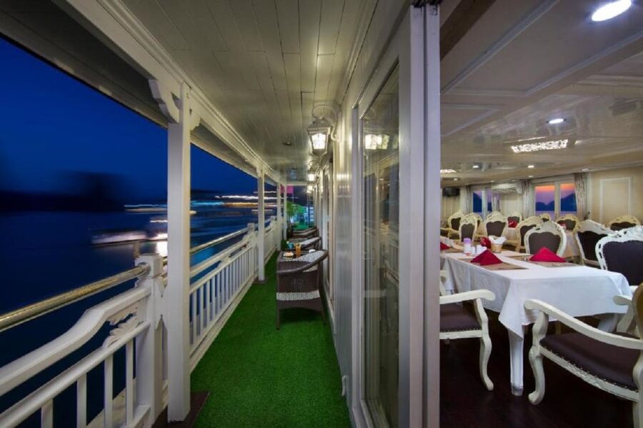 From Hanoi: 2-Day Bai Tu Long Bay Luxury Cruise with Jacuzzi - The cabin reality: windows, amenities, and why the jacuzzi changes everything