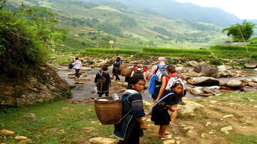 From Hanoi: 2-Day Overnight Sapa Tour by Limousine - Ta Van and the Dzay community: the house architecture moment