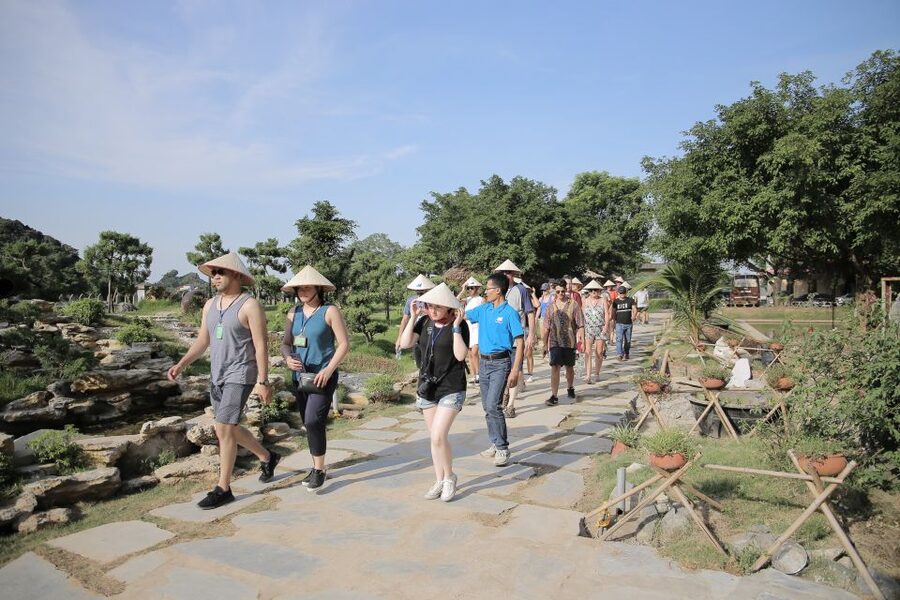 From Hanoi: Bai Dinh, Trang An, and Mua Cave Full-Day Tour - Bái Ðính Pagoda: the Big-Name Pagoda Stop that Sets the Tone