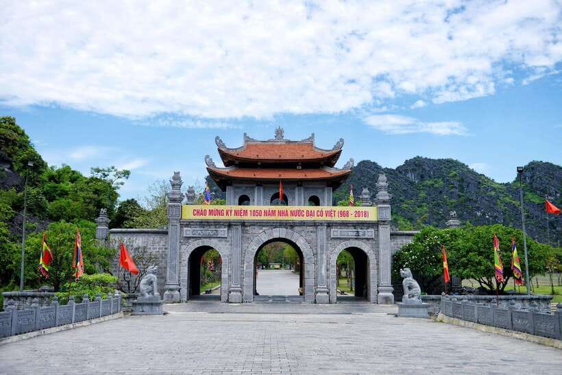 From Hanoi: Full-Day Ninh Binh Highlights Small Group Tour - Tam Coc Sampan Boat Trip Through Three Caves