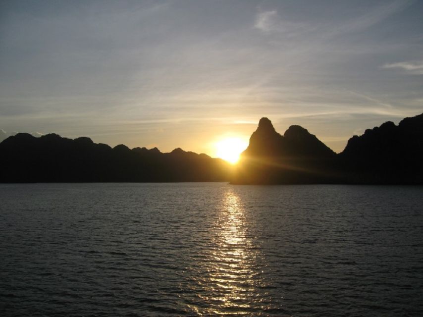 From Hanoi: Ha Long - Bai Tu Long Bay 2-Day 1-Night Cruise - From the Hanoi Old Quarter to SunWorld Port: the start is calm