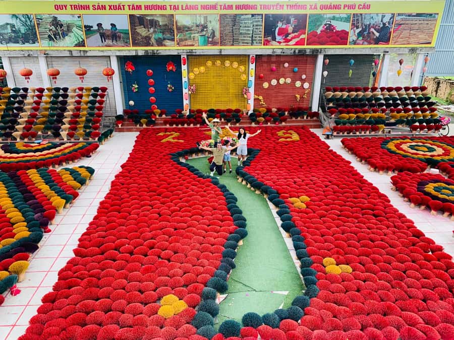 From Hanoi: Incense Village, Conical Hat and HaThai Art Tour - Guides and group size, what you should look for