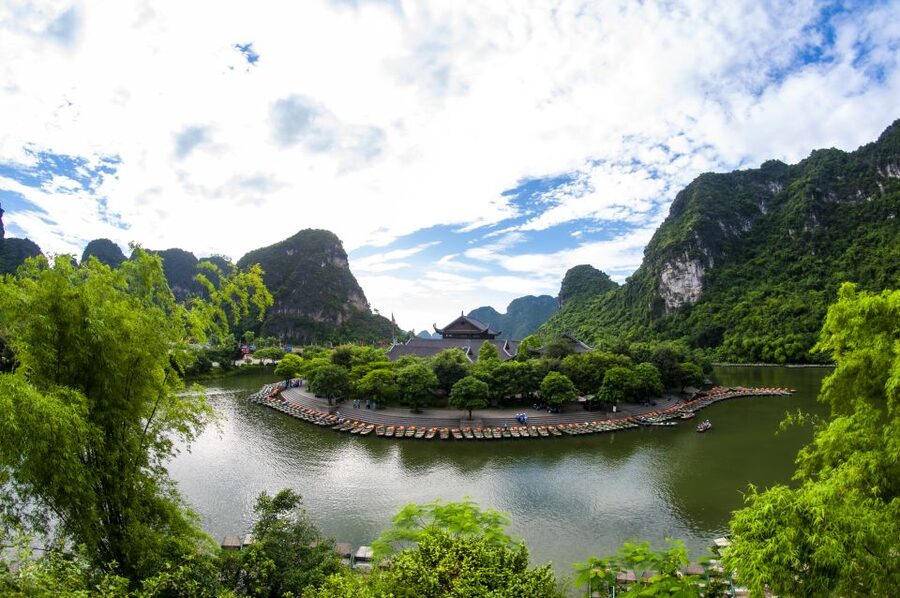From Hanoi: Mua Cave - Tam Coc Full Day Tour - Dragon Peak, the Goddess of Mercy shrine, and the lotus photo window