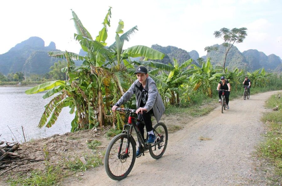From Hanoi: Ninh Binh, Hoa Lu, Tam Coc and Mua cave - Tam Coc Sampan Time: Slow Water, Big Limestone Views