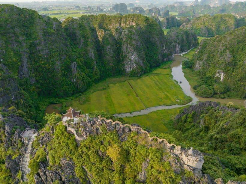From Hanoi: Ninh Binh- Hoa Lu-Tam Coc- Mua Cave- Highlight - Mua Cave hike: 500 steps for a Tam Coc viewpoint