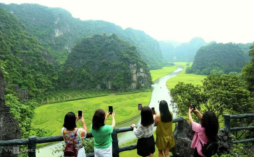 From Hanoi: Tam Coc Boat Trip and Hoa Lu & Mua Cave Tour - Lunch at a local restaurant: buffet value with mixed opinions