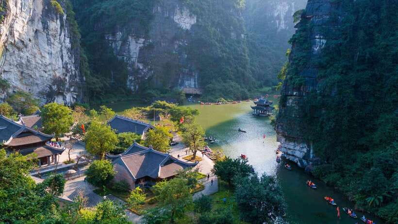 From Hanoi: Trang An, Hoa Lu & Mua Cave Full-Day Luxury Tour - Mua Cave, 500 steps, and the Ngo Dong river view