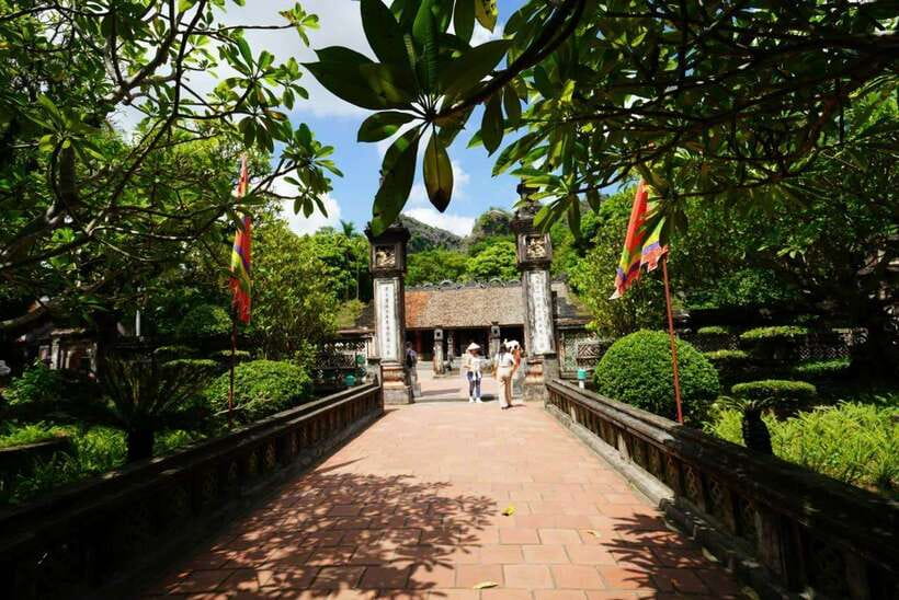Full Day Hoa Lu - Tam Coc - Mua Cave/Buffet/Tour Guide/Bus - Tam Coc: cruising upstream through caves and limestone karsts