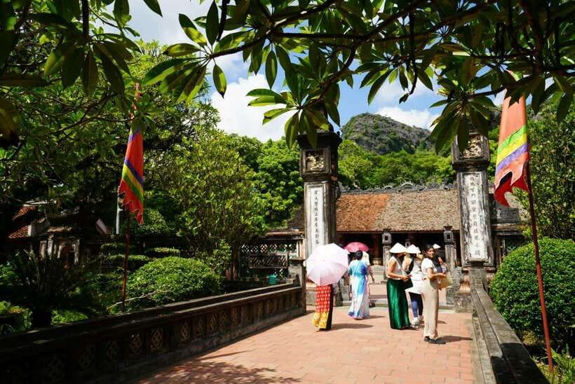 Full Day Hoa Lu - Tam Coc - Mua Cave/Buffet/Tour Guide/Bus - Who this tour fits best