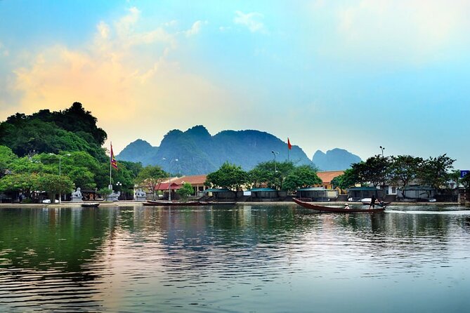 Full Day Tour to Perfume Pagoda with Traditional Boat Ride - The sampan ride on the Yen Stream: quiet, scenic, and sometimes tight