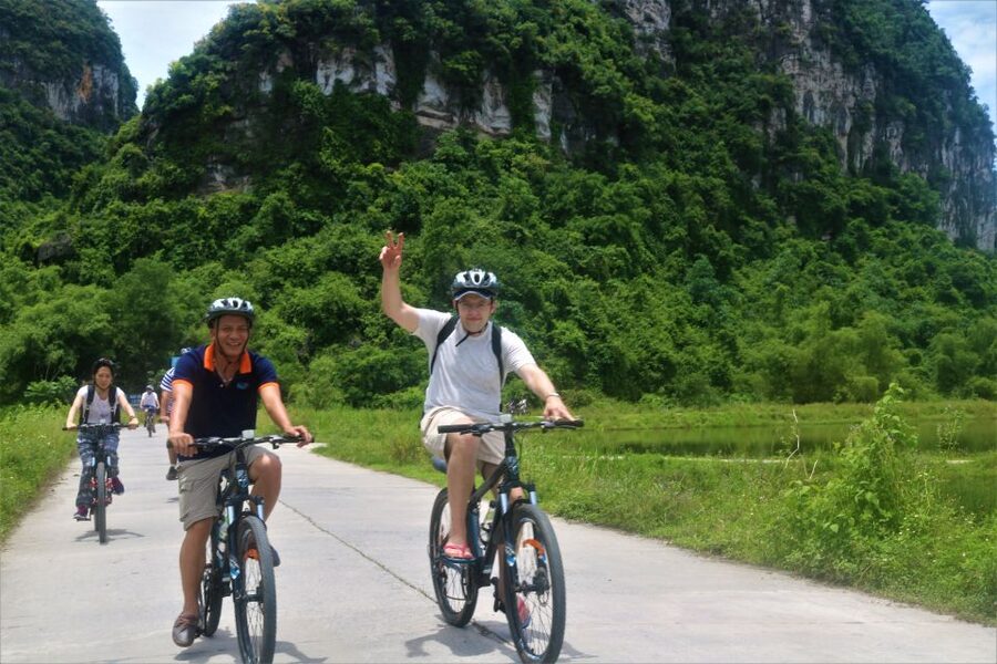 Full Day Trang An, Bich Dong Pagoda, Biking & Family Visit - Lunch in Ninh Binh: Simple, Local, and Timed Right