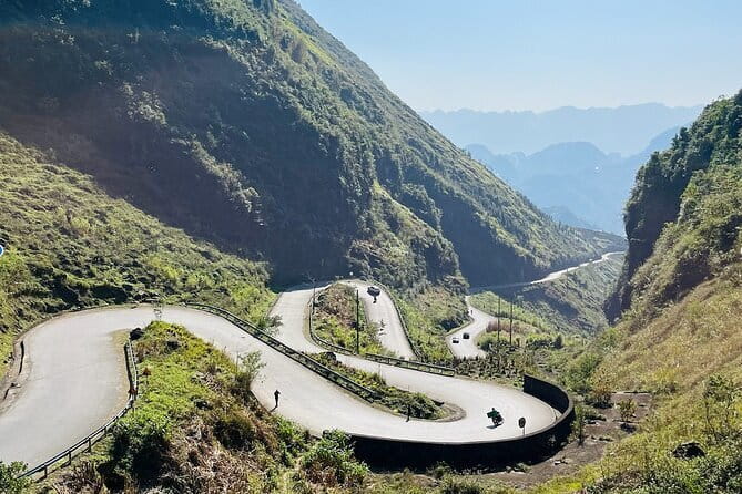 Ha Giang Loop motobike Tour 4D/3N All-Inclusive (small group) - Day 1: Bac Sum Pass, Heaven Gate, Lung Khuy cave, and H’mong linen
