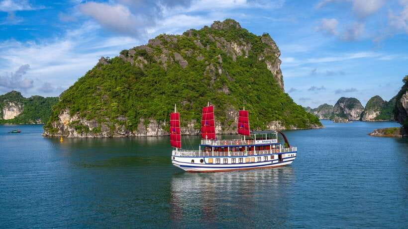 Ha Long Bay - Bai Tu Long Bay Luxury Boat Tour & Transfer - Bai Tu Long Bay sailing: the first big payoff