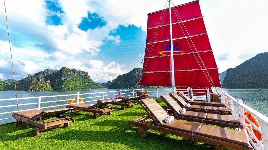 Ha Long Bay - Bai Tu Long Bay Luxury Boat Tour & Transfer - Lunch onboard and the onboard vibe
