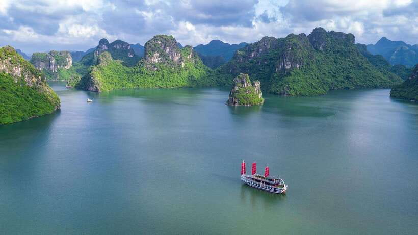 Ha Long Bay - Bai Tu Long Bay Luxury Boat Tour & Transfer - Sung Sot Cave: walkable, dramatic, and timed