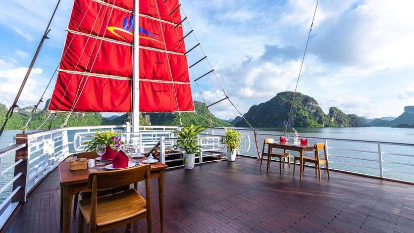 Ha Long Bay - Bai Tu Long Bay Luxury Boat Tour & Transfer - Luxury wooden boat day: what “luxury” means here