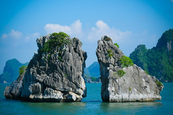 Ha Long Bay Cruise Day Tour-Cave, Kayaking,Ti top island & Lunch - Sung Sot (Surprise Cave): what to expect inside