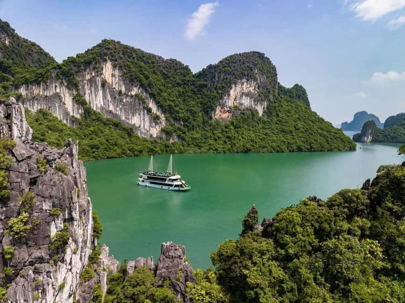 Ha Long Bay Cruise w/ Jacuzzi, Kayak & Limo from Hanoi - Lunch onboard: more than 30 dishes and actual time to enjoy it