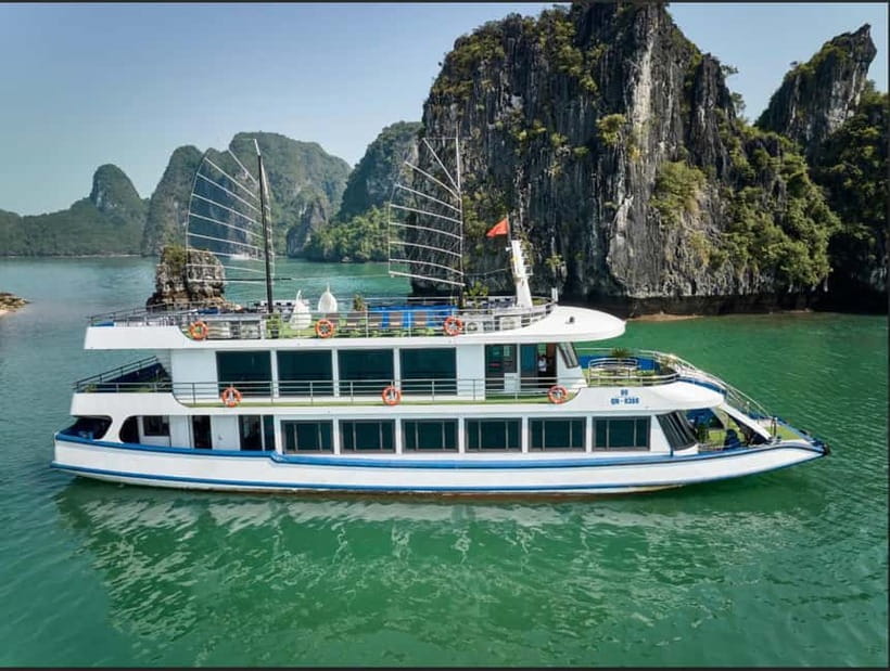 Ha Long Bay- Deluxe Day Cruise, Lunch& Kayaking&Sunset party - Kayaking and bamboo boat to Luon Cave