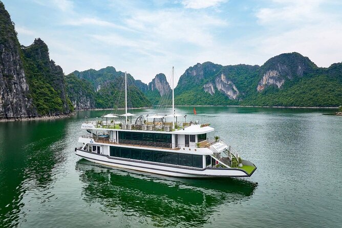 Ha Long Bay Luxury Day Cruise with Buffet Lunch, Caves & Kayaking - Sung Sot Cave: the stairs, the walk, and how to enjoy it