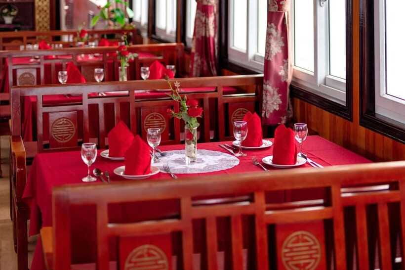 Ha Long Bay Small Deluxe Cruise Day Trip With Kayak & Lunch - Surprising Cave at 14h00: stalagmites, stalactites, and photo moments