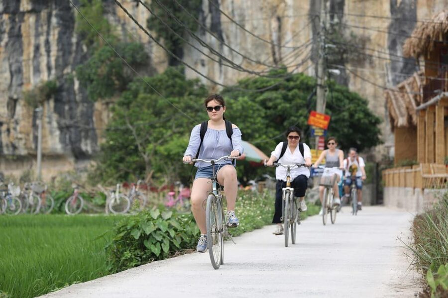 Ha Noi: HOA LU-TAM COC-MUA CAVE ,Buffet Lunch & Cycling - Buffet Lunch at Ninh Binh Excursion Restaurant, With Real Local Options