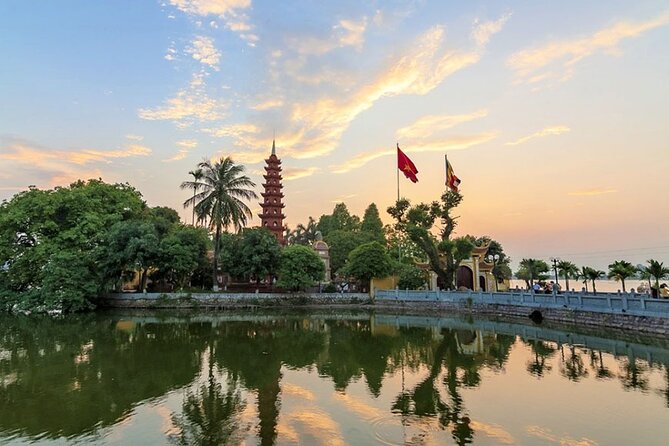 Half City Tour in Ha Noi - Hanoi’s train street: quick stop, big scene energy